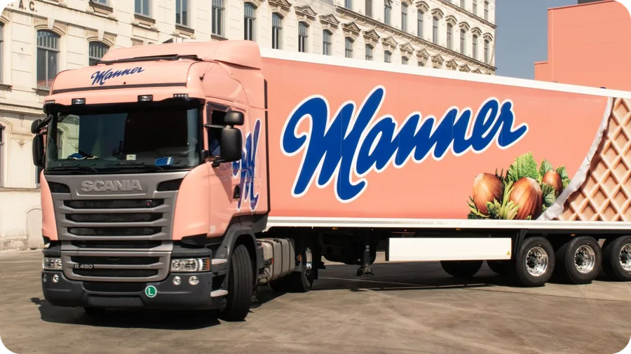 Manner Lieferfahrzeug beim Transport von Waffelprodukten für Messeauftritte